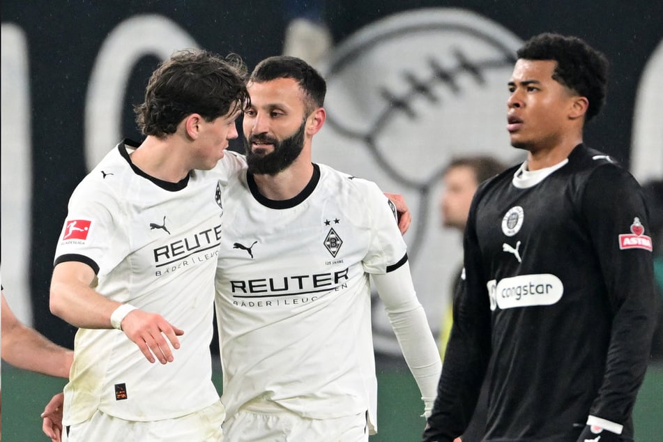St. Paulis Joel Chima Fujita (r) kann es nicht glauben, Franck Honorat (M) erzielte gerade das 2:0 für Gladbach.