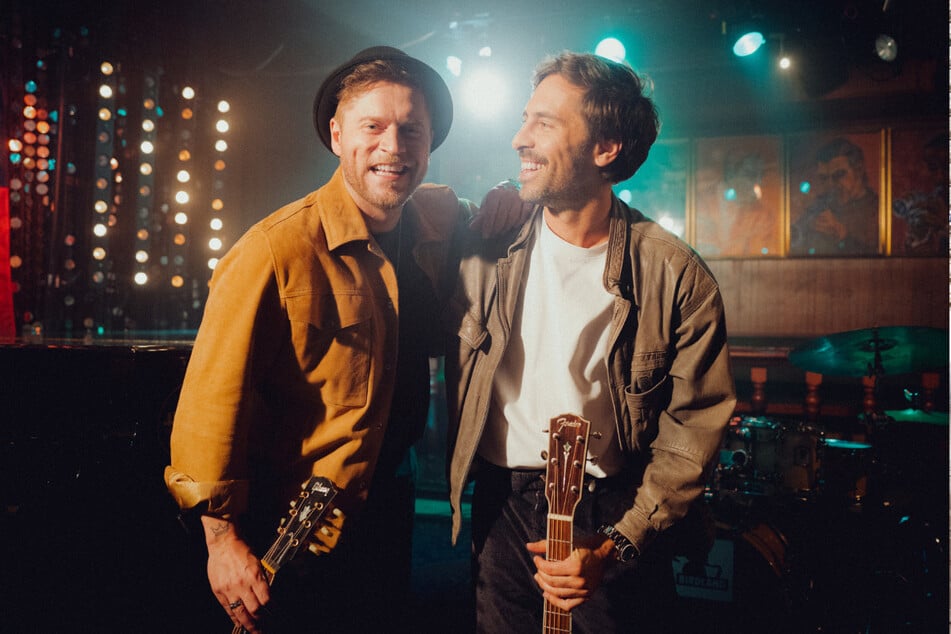 Johannes Oerding (42) und Max Giesinger (36) trinken nicht nur öfter gemeinsam ein Bier, sie haben nun auch erstmals gemeinsam einen Song herausgebracht.