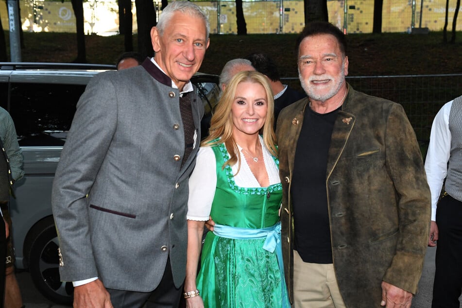 Marstall-Wirt Siegfried Able (l.) mit seinem hohen Besuch: Heather Milligan (51) und Arnold Schwarzenegger (79).