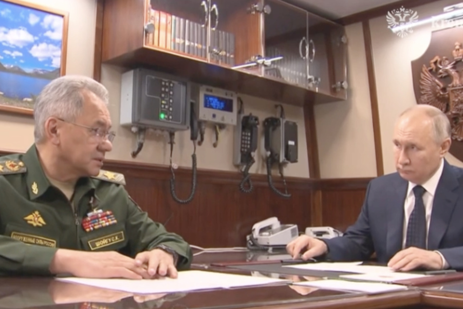 Russlands Verteidigungsminister Sergej Schoigu (68, links) bei einem Treffen mit Präsident Wladimir Putin (71).