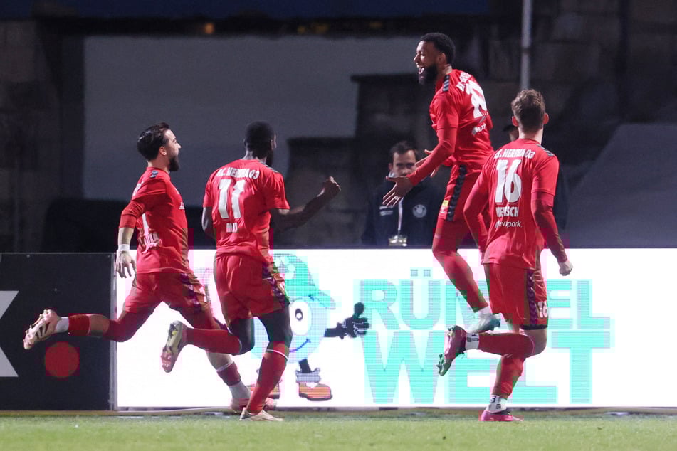 Diese Jubelbilder von Zehlendorf bei Lok sind erst zwei Wochen alt. Dienstagabend folgt das Abstiegsendspiel gegen Chemie.