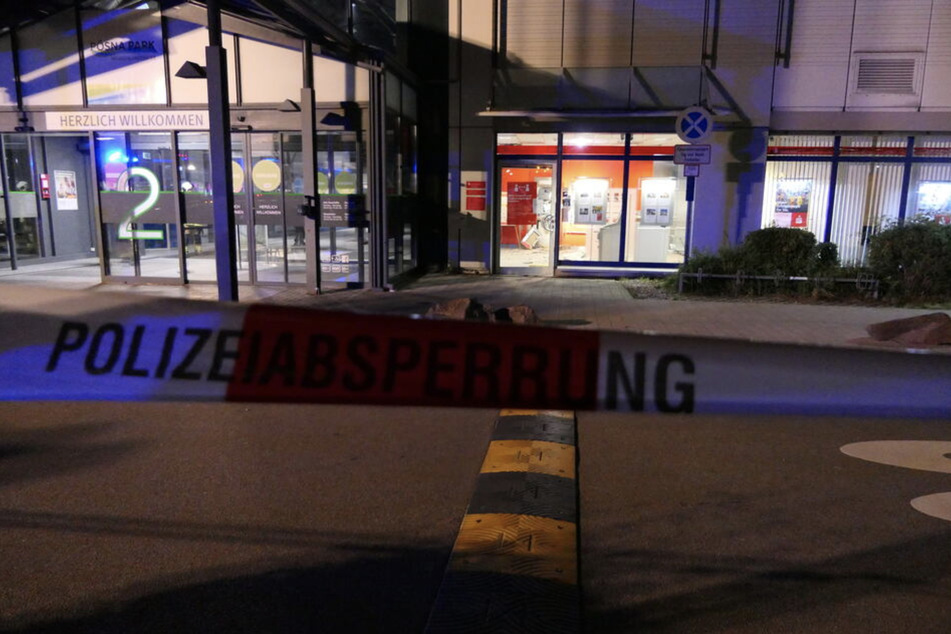 Am Gebäude der Sparkasse und den Automaten entstand erheblicher Sachschaden.