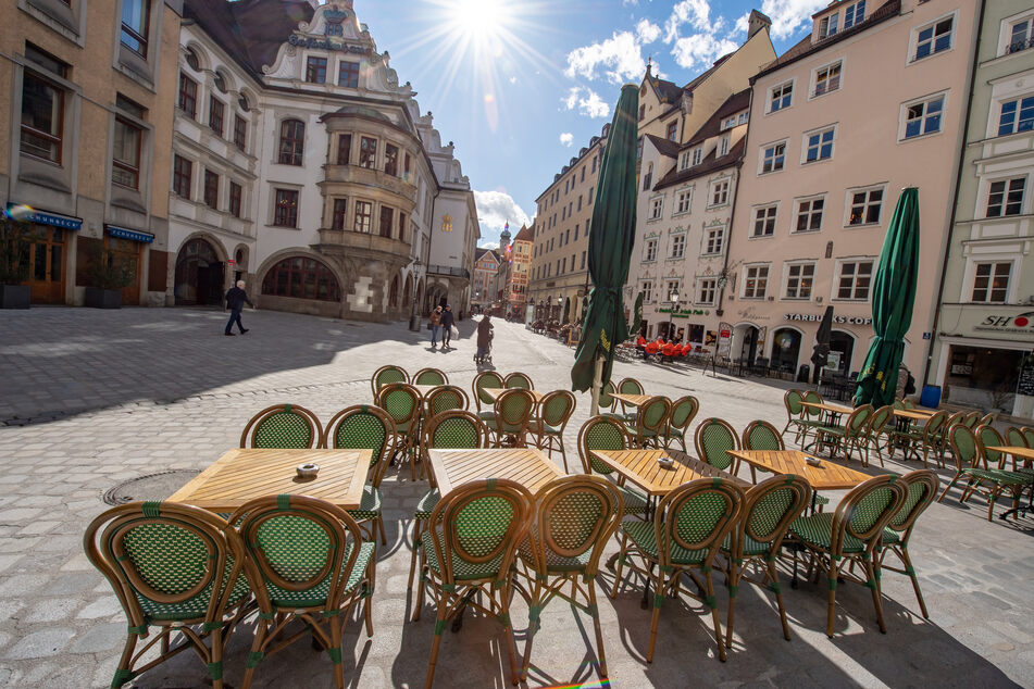 Leer sind die Tische eines Cafes vor dem Hofbräuhaus (l, hinten) in München.