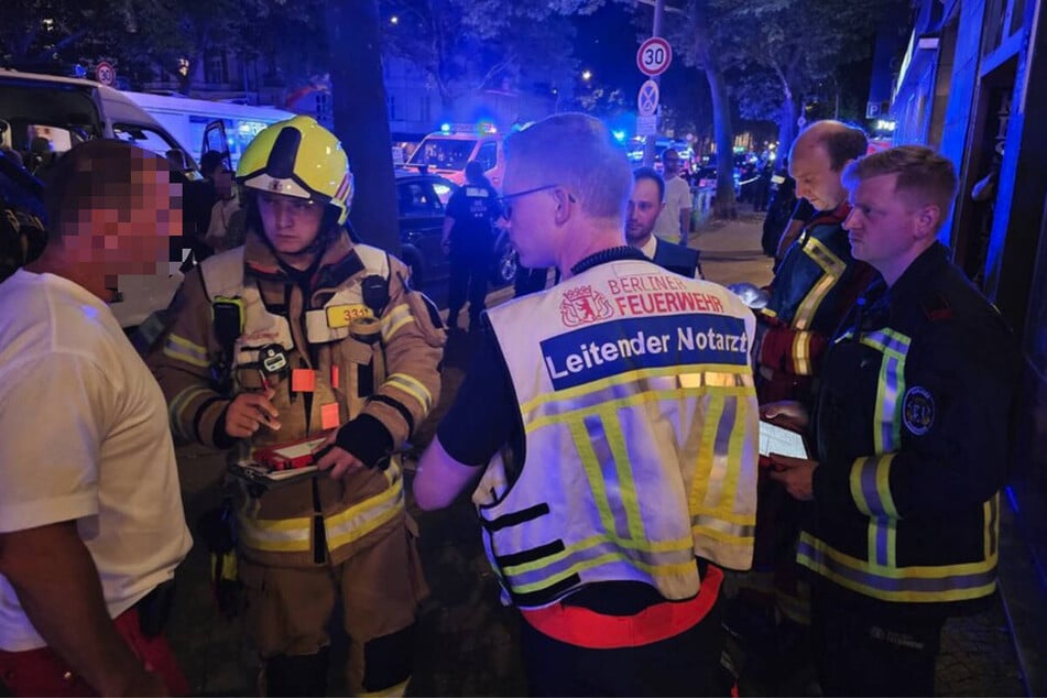 Die Berliner Feuerwehr war nach der Schlägerei in Schöneberg mit acht Rettungswagen im Einsatz.