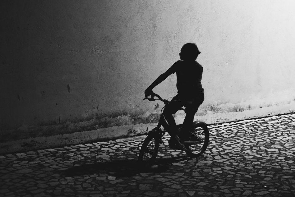 Beim Absteigen von ihrem Kinderfahrrad wurde ein neunjähriges Mädchen von mehreren Radlern angefahren. (Symbolbild)