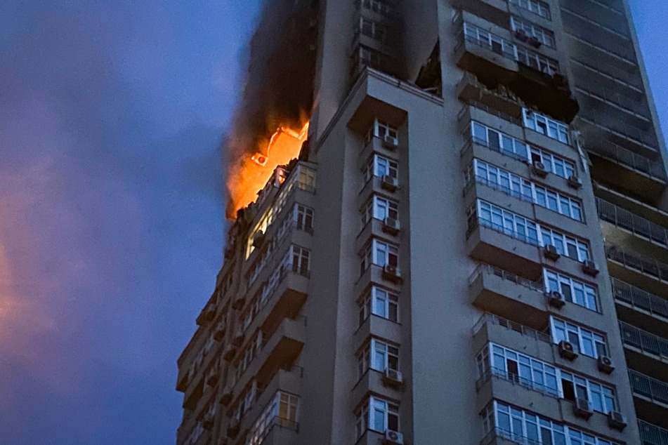Durch den Angriff in Kiew wurde ein Wohn-Hochhaus im Solomjanskyj-Viertel getroffen.