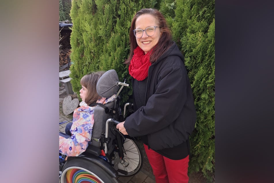 Die Ehrenamtliche Susanne Schuppan (57) geht mit Sarah (14) regelmäßig spazieren und achtet darauf, die Bedürfnisse des Mädchens zu erfüllen.