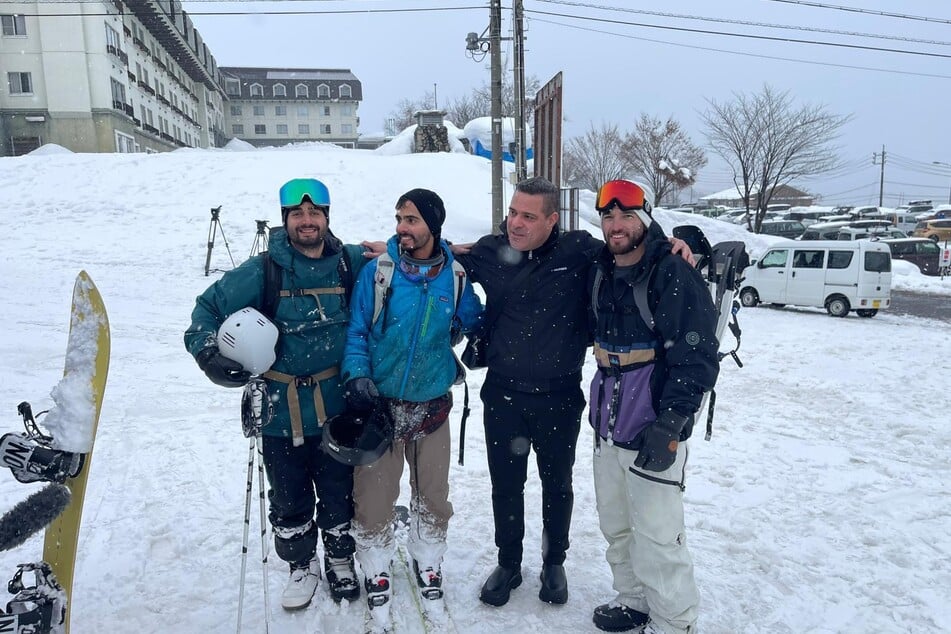 Die drei israelischen Snowboarder strahlen nach ihrer Rettung zusammen mit dem israelischen Konsul in die Kamera.