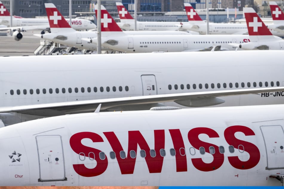 Flugzeuge der Fluggesellschaft "Swiss" stehen am Flughafen Zürich.