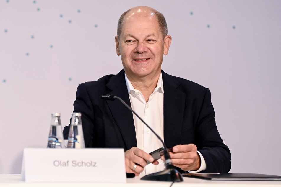 Olaf Scholz (SPD), Bundesminister der Finanzen und Kanzlerkandidat, sitzt bei der Klausurtagung der SPD-Bundestagsfraktion auf seinem Platz.