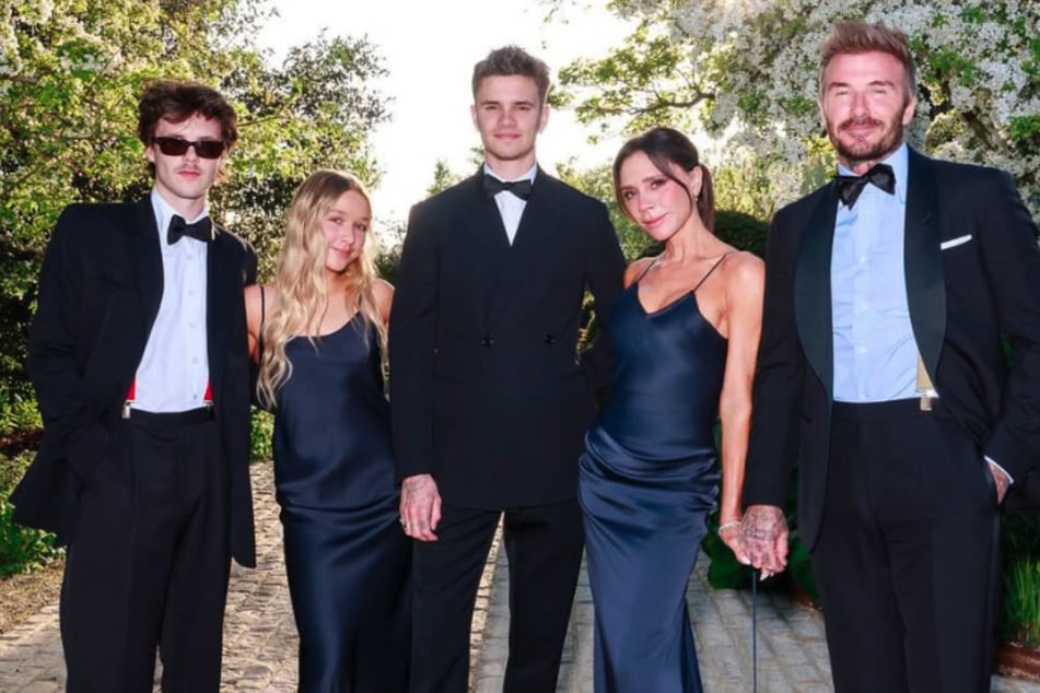 David (50, v.r.) und Victoria Beckham (51) feierten mit den gemeinsamen Kindern Romeo (22), Harper (13) und Cruz (20, l.) in schicken Outfits.