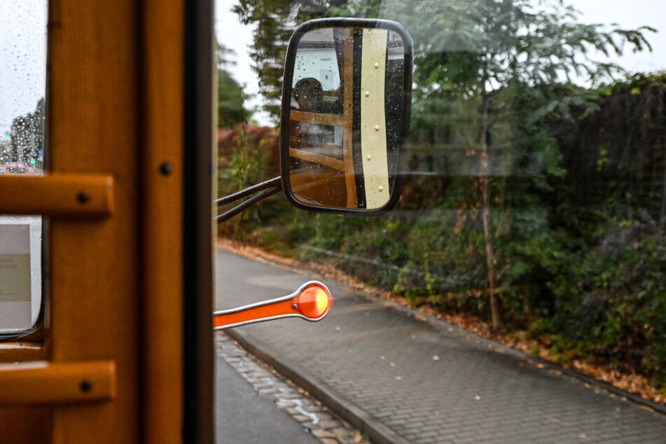 Zum Blinken wird ein sogenannter Winker ausgefahren.