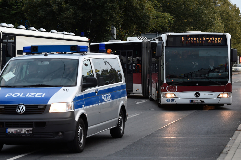 In Braunschweig torkelte ein Rentner gegen einen Linienbus und wurde schwer verletzt. (Symbolbild)