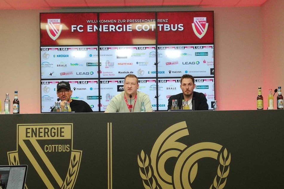 Pele Wollitz (60, l.) und Tobias Strobl überschütteten sich auf der abschließenden Pressekonferenz mit Komplimenten.