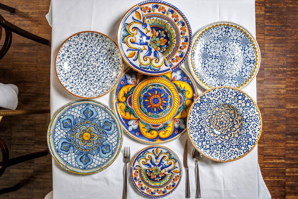 Die bunten Teller wurden in der Toskana und in Apulien gefertigt.