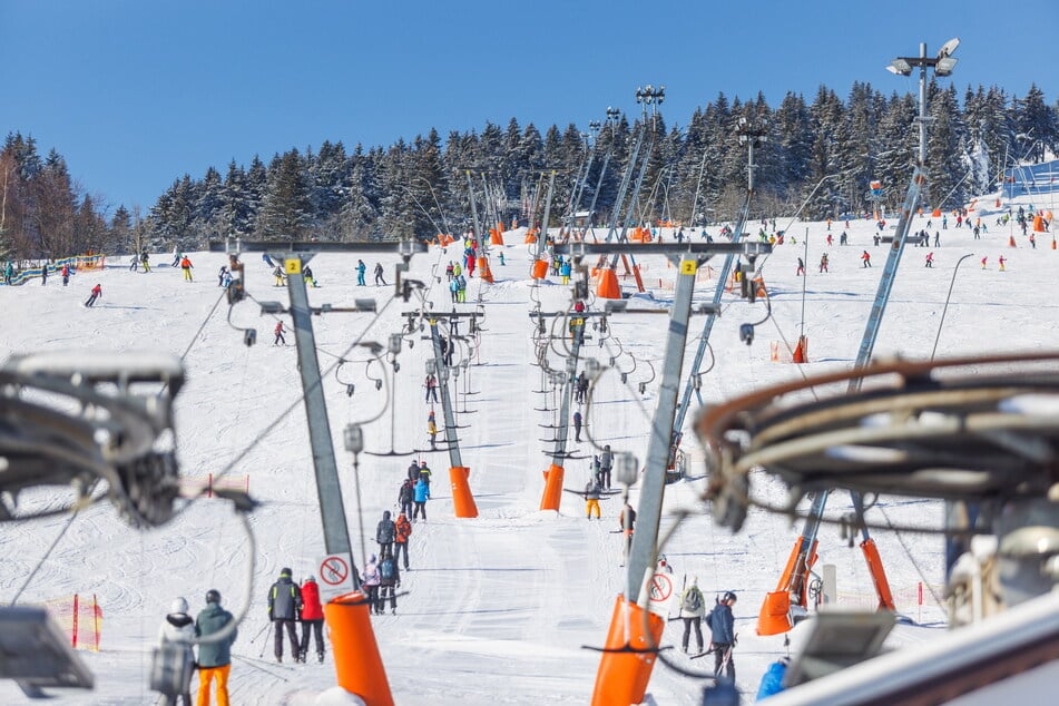 Das Wintersportgebiet am Fichtelberg lockt Skifahrer mit günstigen Preisen.