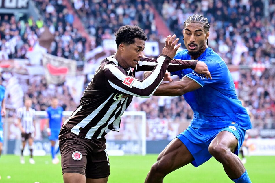 Der FC St. Pauli und Joel Chima Fujita (23, l.) wollen Bayer Leverkusen im Pokal ein Bein stellen.