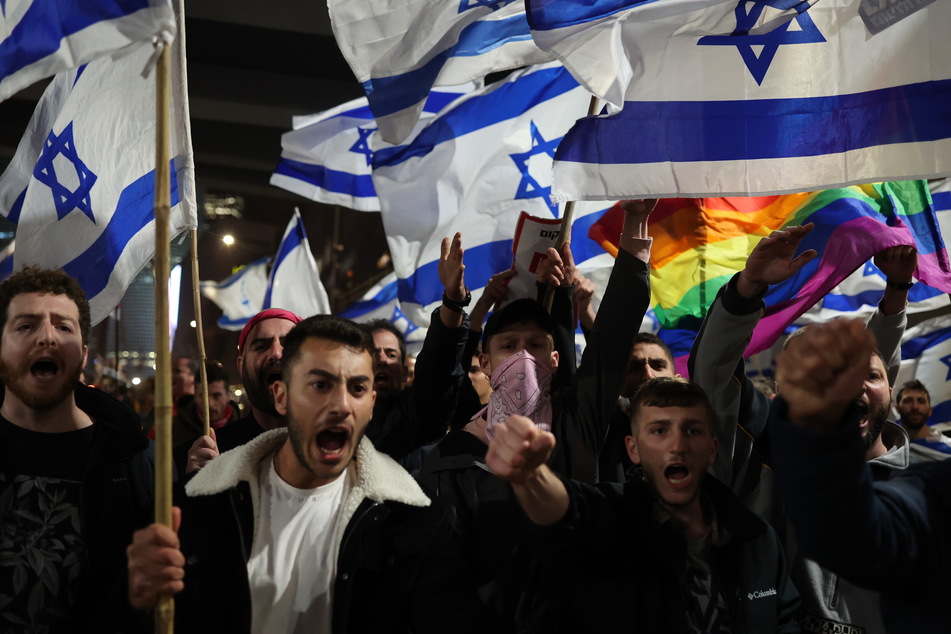 Israelische Demonstranten nahmen am Samstag wieder an einer Anti-Regierungs-Demonstration in Tel Aviv teil.