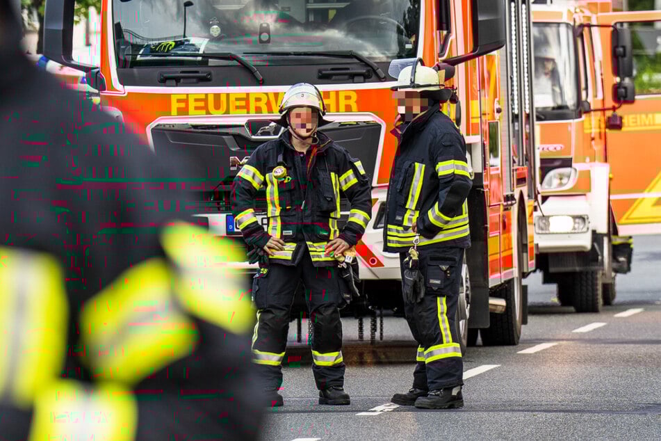 Kräfte der Feuerwehr Rüsselsheim und benachbarter Feuerwehren rückten aus, um einen Brand zu bekämpfen.