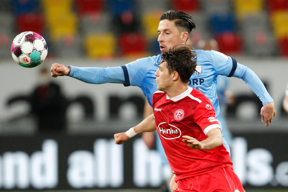 Der Düsseldorfer Leonardo Koutris (vorne) und der Bochumer Robert Zulj im Ringen um den Ball. Am Ende hatten die Bochumer die Nase klar vorn.