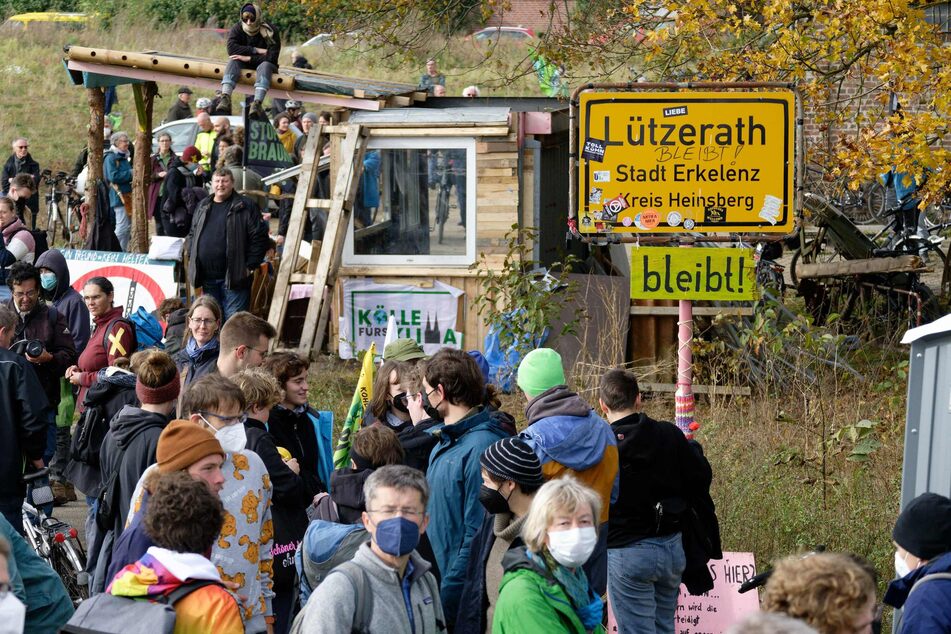 Klimaaktivisten versammelten sich zuletzt im Oktober zu einer Demonstration gegen den Braunkohleabbau am Ortsschild von Lützerath.