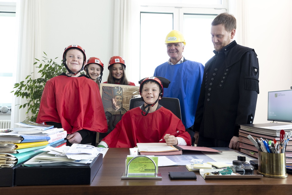 Auch aus dem Dippoldiswalder Gymnasium reisten die jungen Steigerlied-Sänger an. In der Staatskanzlei durften sie auch ins Büro von MP Kretschmer.