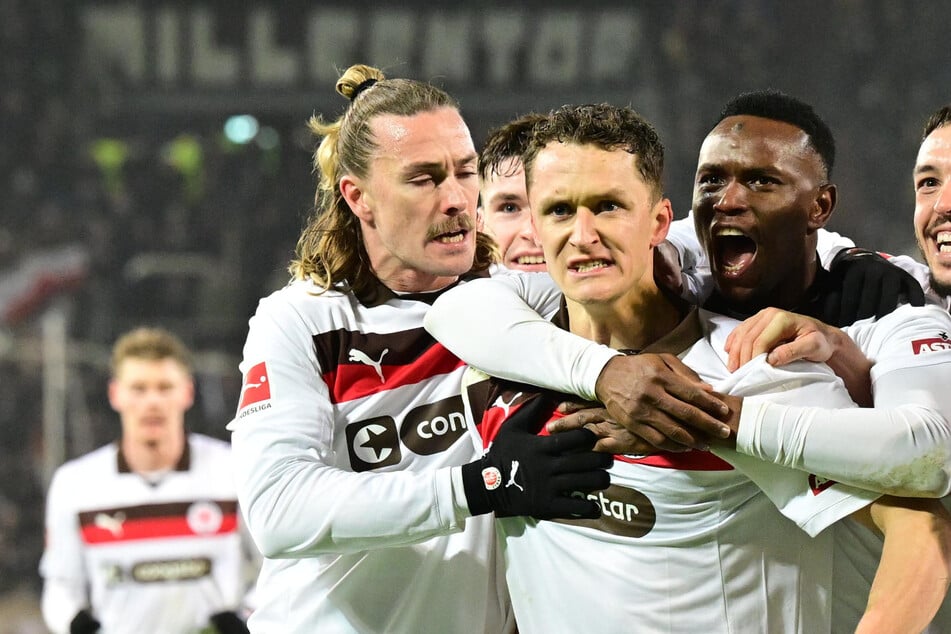 Martijn Kaars (M) blieb in der Nachspielzeit cool und sorgte per Elfmeter für den spätes St.-Pauli-Ausgleich.