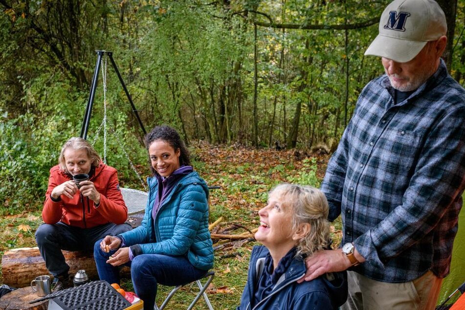 Oliver (Wowo Habdank, 51, r.) trifft im Wald auf Michael (Erich Altenkopf, 54, l.), Nicole (Dionne Wudu, 41, M.) und Helene (Sabine Werner, 63, 2.v.r.)