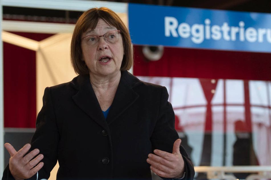 Brandenburgs Gesundheitsministerin Ursula Nonnemacher (64, Grüne) hat zum Schutz gegen die Omikron-Variante zum Boostern aufgerufen.