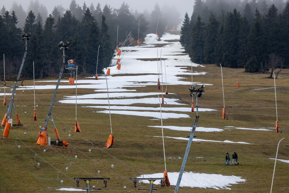 So dramatisch sieht der Fichtelberg-Skihang am Lift aus.