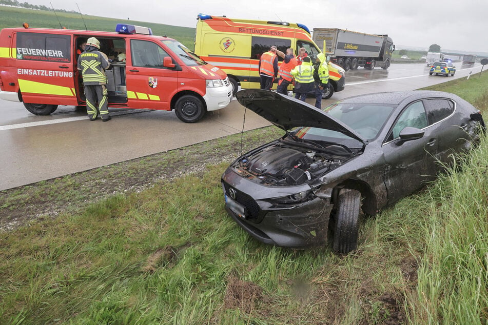 Unfall auf A4: Mazda kommt von Fahrbahn ab und kracht in Leitplanke