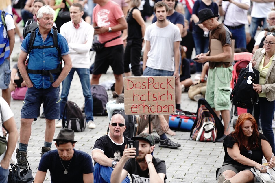 Teilnehmer demonstrieren gegen die Corona-Maßnahmen der Bundesregierung vor dem Brandenburger Tor.