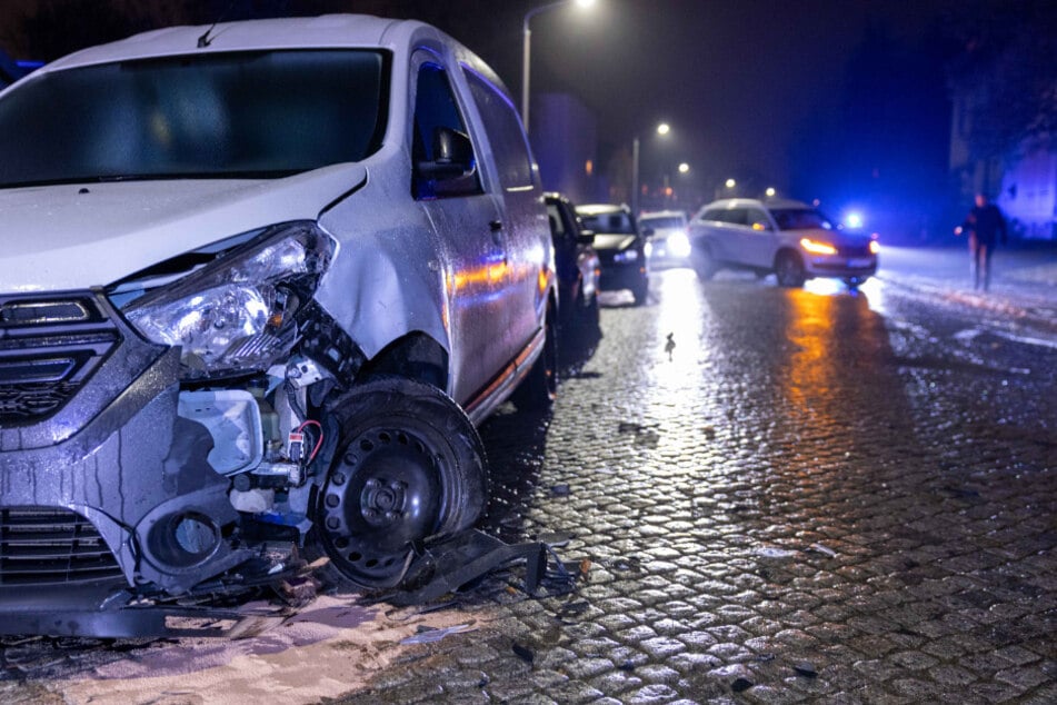 Ein 45-jähriger Skoda-Fahrer kam aufgrund der Glätte ins Rutschen.