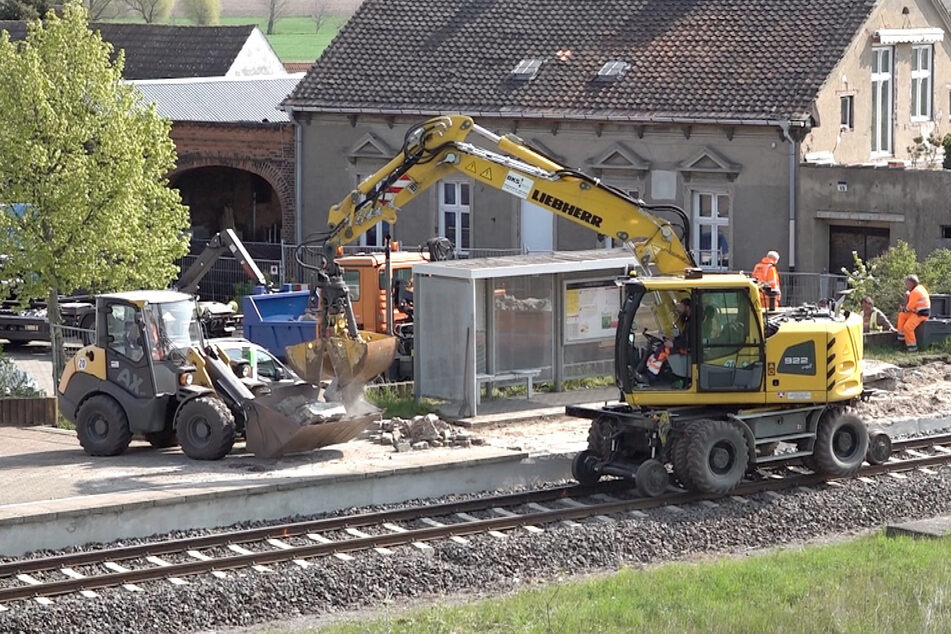 Grund für die Sperrung sind Bauarbeiten an den Bahnsteigen in Vahldorf und Meitzendorf.