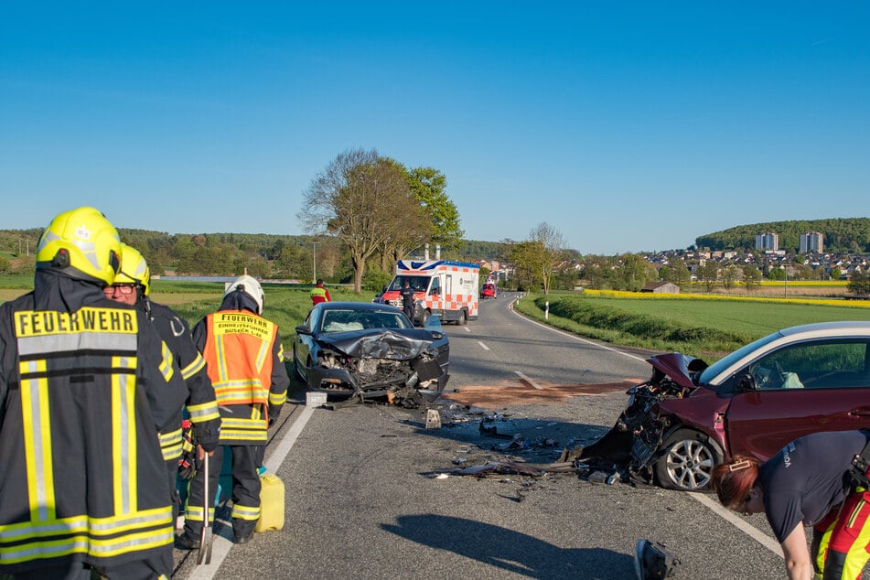 Infolge des Frontal-Zusammenpralls auf einer Landstraße bei Buseck erlitten vier Personen Verletzungen.
