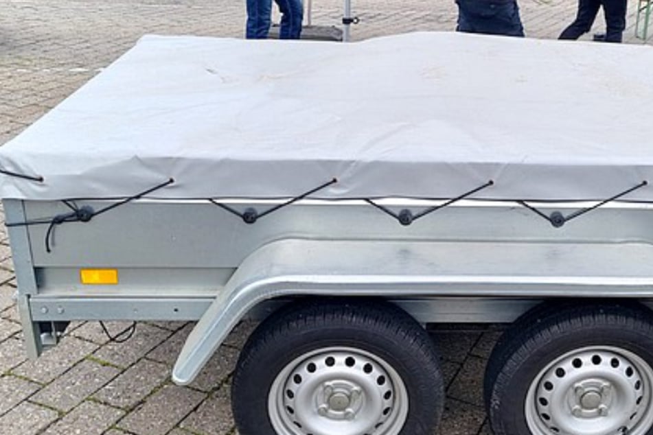 Der Anhänger war mit einer Plane abgedeckt worden, unter der sich die Temperatur bereits merklich aufgeheizt hatte.