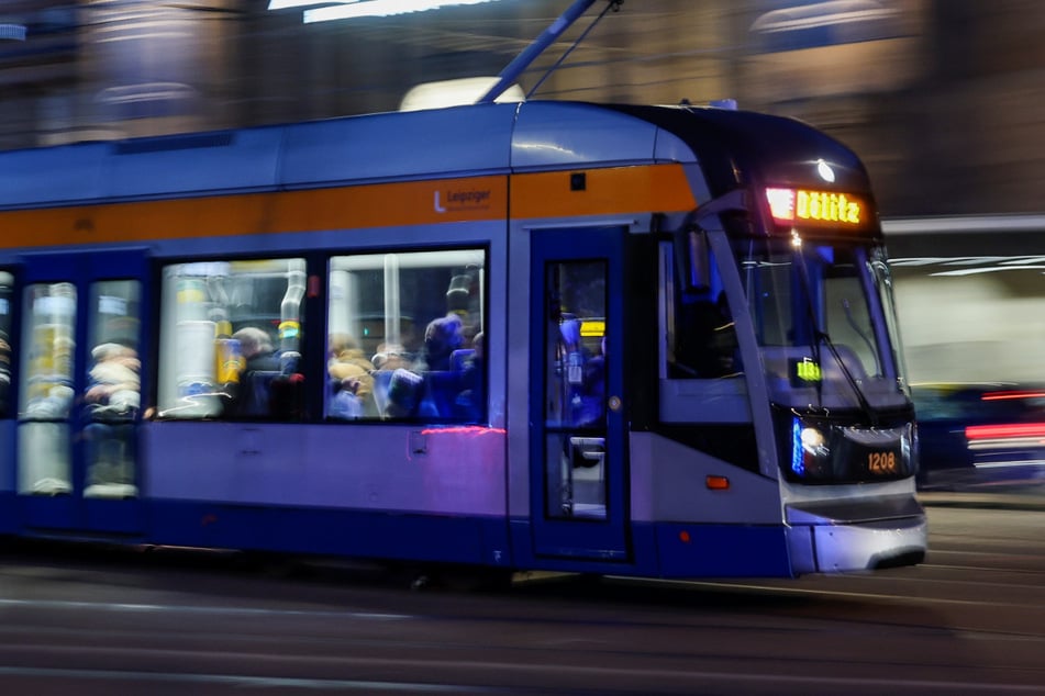 In Leipzig haben Teenager mit dem sogenannten Bahn-Surfen einen Polizeieinsatz ausgelöst. (Symbolbild)