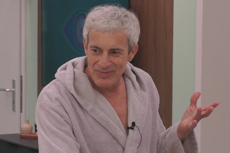 Schauspieler Gedeon Burkhard (57) ist von Ninas Beauty-Ausstattung irritiert.