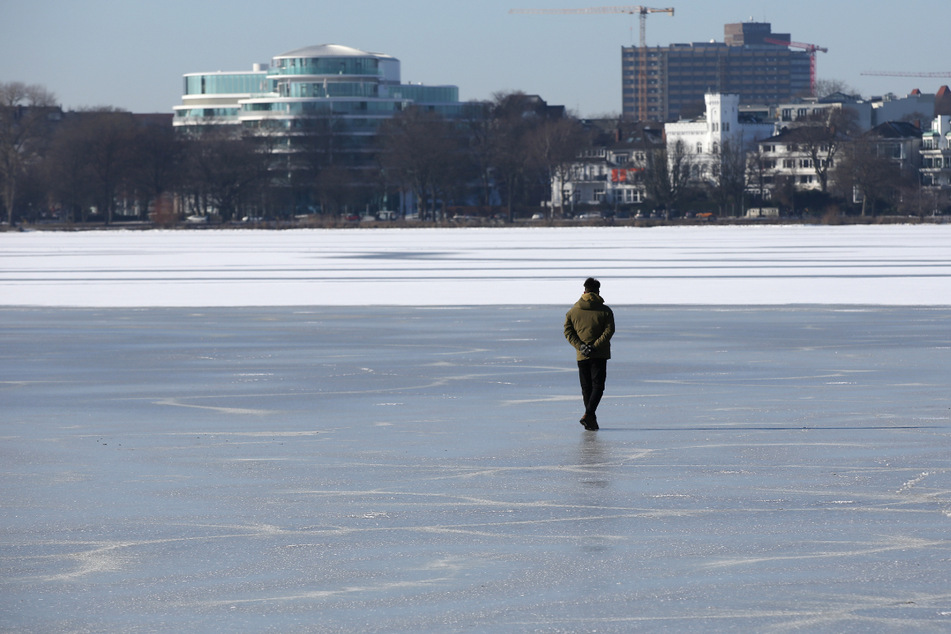Das kommende Tauwetter wird wohl auch das Eis der Außenalster tauen lassen, bevor sie legal betreten werden dürfte.