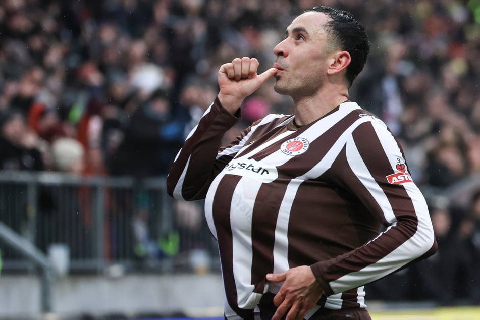 Manolis Saliakas (29) wird zum ersten Mal Vater. Nach seinem Tor gegen den VfB Stuttgart im Februar verkündete er die süßen News.