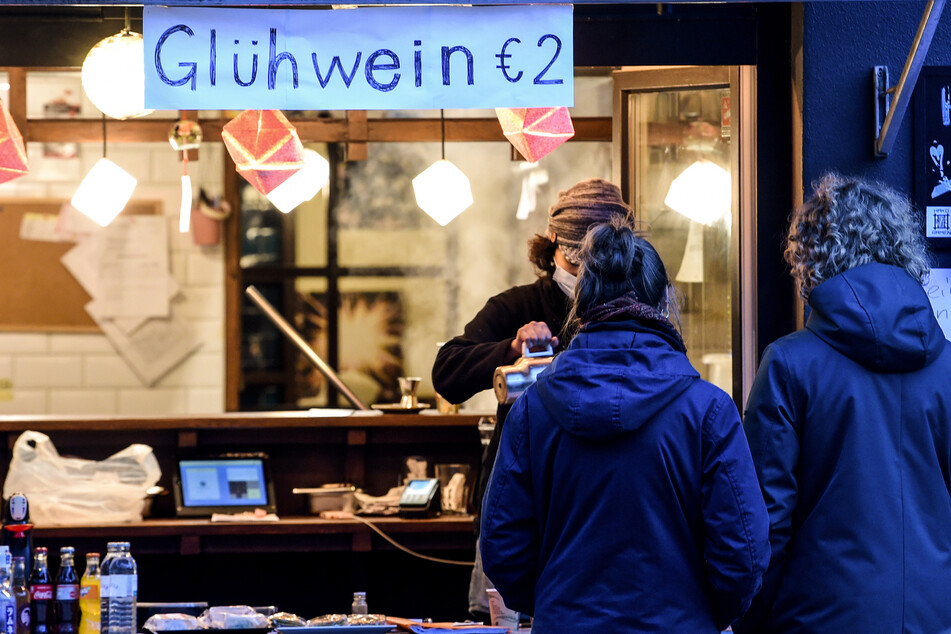 Ein Restaurant bietet Glühwein To Go an.