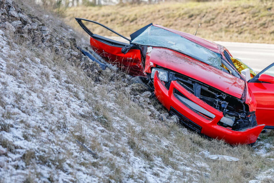 Tödlicher Unfall: Audi A3 kracht gegen Böschung, Beifahrerin stirbt