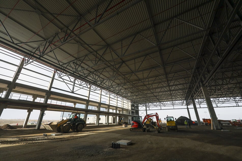 Blick auf die Baustelle für die Montagehalle im neuen Flugzeugwerk der Deutschen Aircraft am Flughafen Leipzig/Halle.