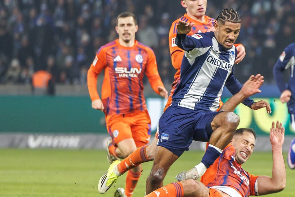 Jeremy Dudziak (30, 2.v.l.) hat gegen Schalke sein erfolgreiches Comeback gefeiert.