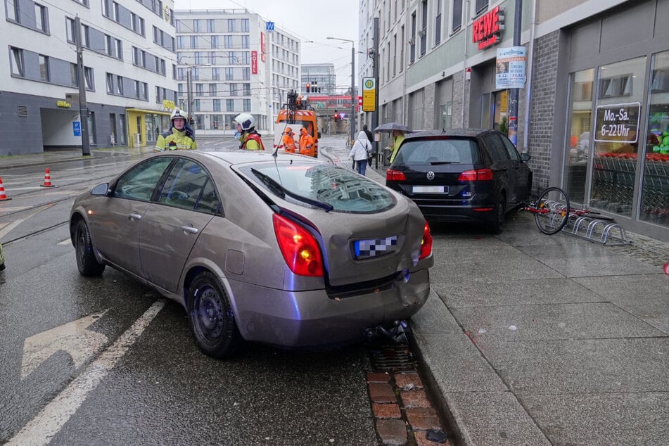 Rentner (71) kollidiert in Dresden mit Nissan: Eine Person verletzt!