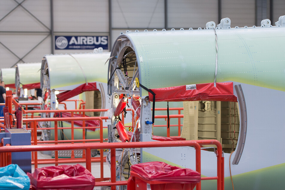 Der Flugzeugbauer Airbus muss wegen der Luftfahrt-Krise weltweit 15.000 Stellen streichen.