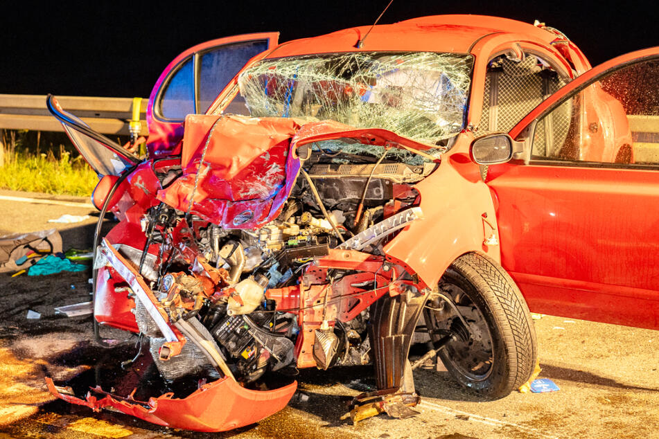 Der Kleinwagen der 41 Jahre alten Frau wurde bei dem folgenschweren Unfall auf der B505 in Bayern schwer beschädigt.
