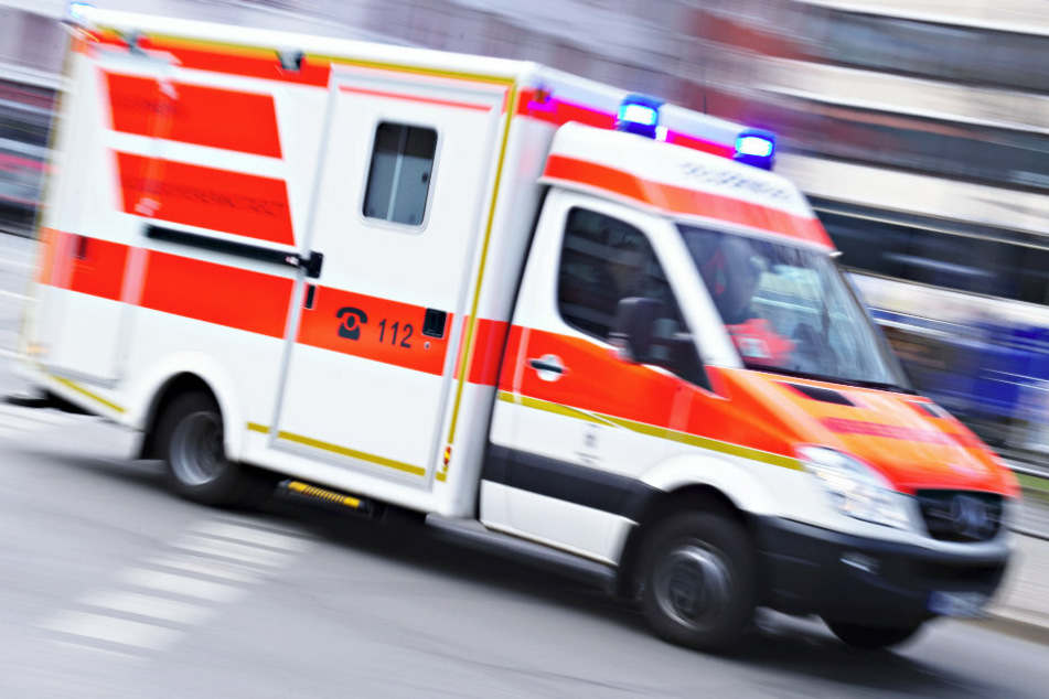 Zusammenstoß in Bayern mit Folgen: Rettungskräfte brachten den schwer verletzten Radfahrer in eine Klinik. (Symbolbild)