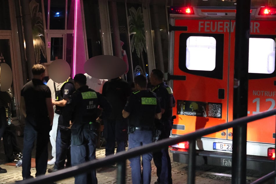 Eine Bar-Mitarbeiterin versorgte die Verletzten und alarmierte die Einsatzkräfte.