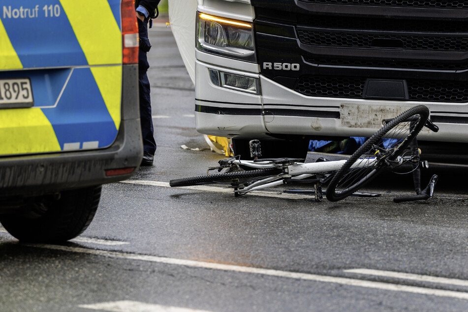 Fahrradfahrerin von Laster erfasst: 30-Jährige stirbt an der Unfallstelle